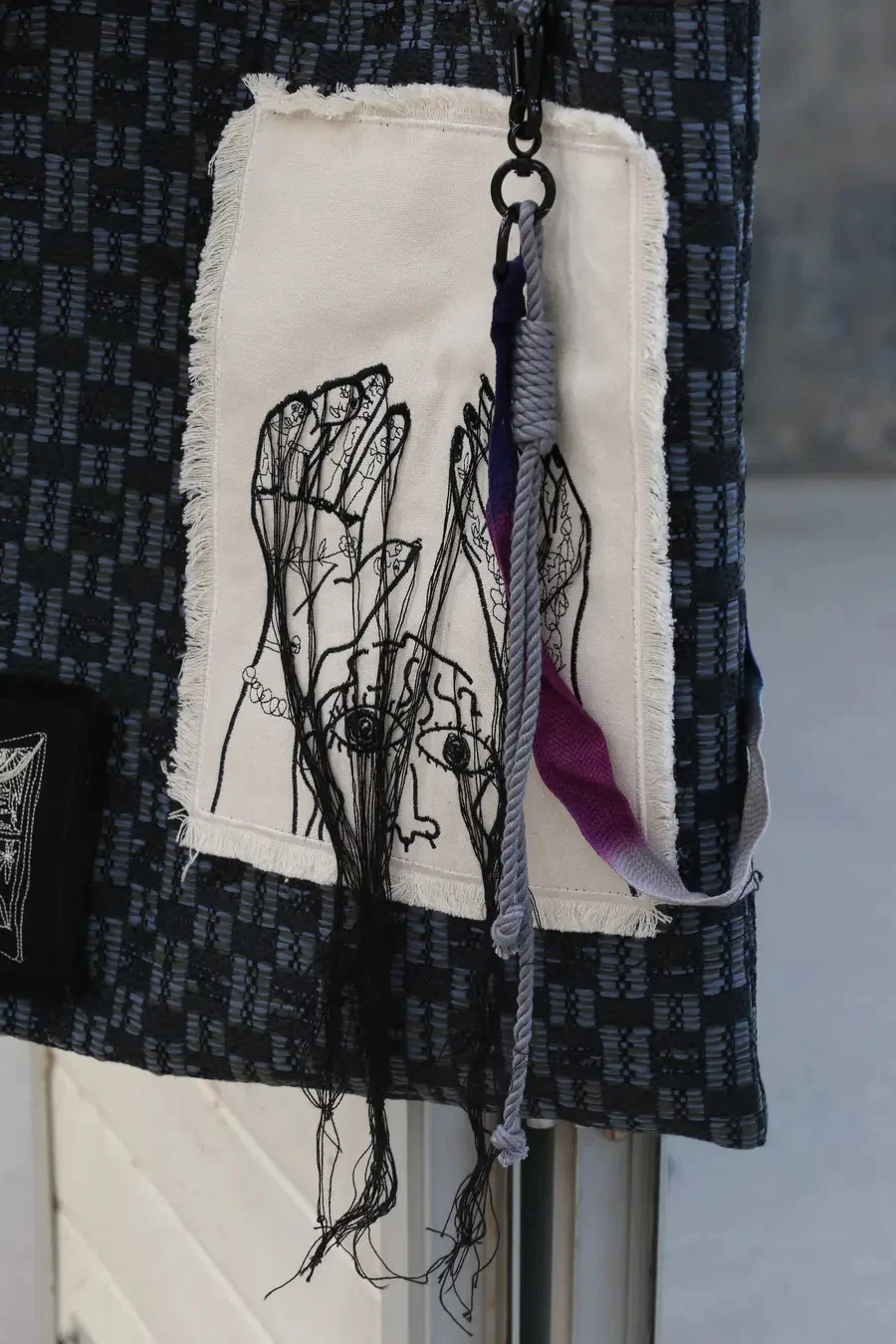 Song for the mute "hands up" handbag 211_TOTEO1E7_LEGOBLU - Image 5