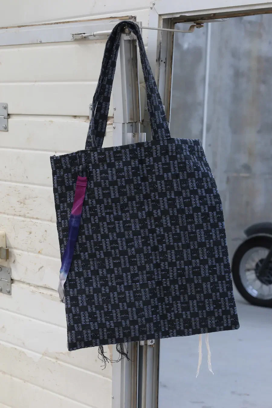 Song for the mute "hands up" handbag 211_TOTEO1E7_LEGOBLU - Image 7