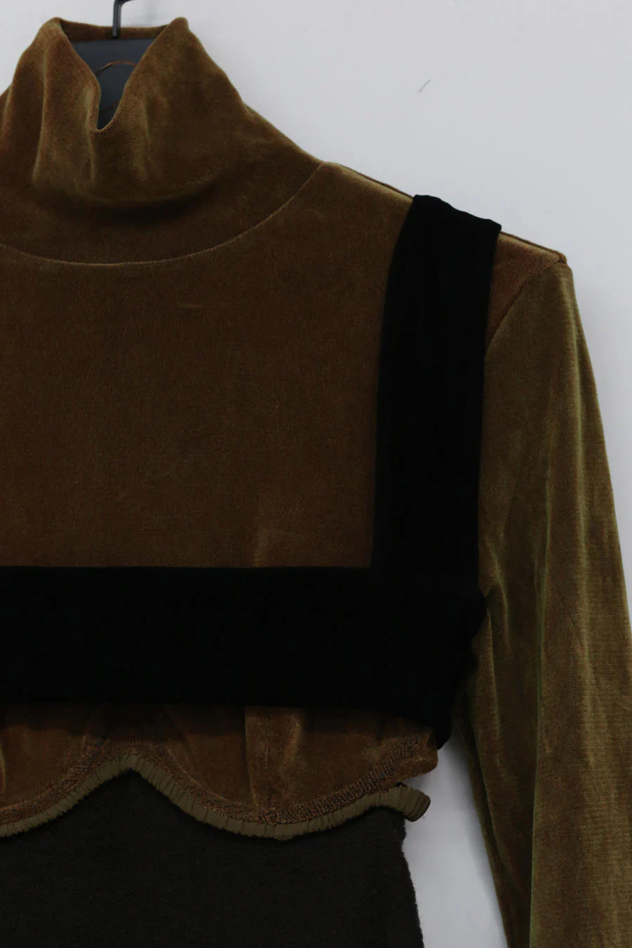 Un Morceau Back Hollow Velvet Turtleneck Top UM212SZ16 - Image 8