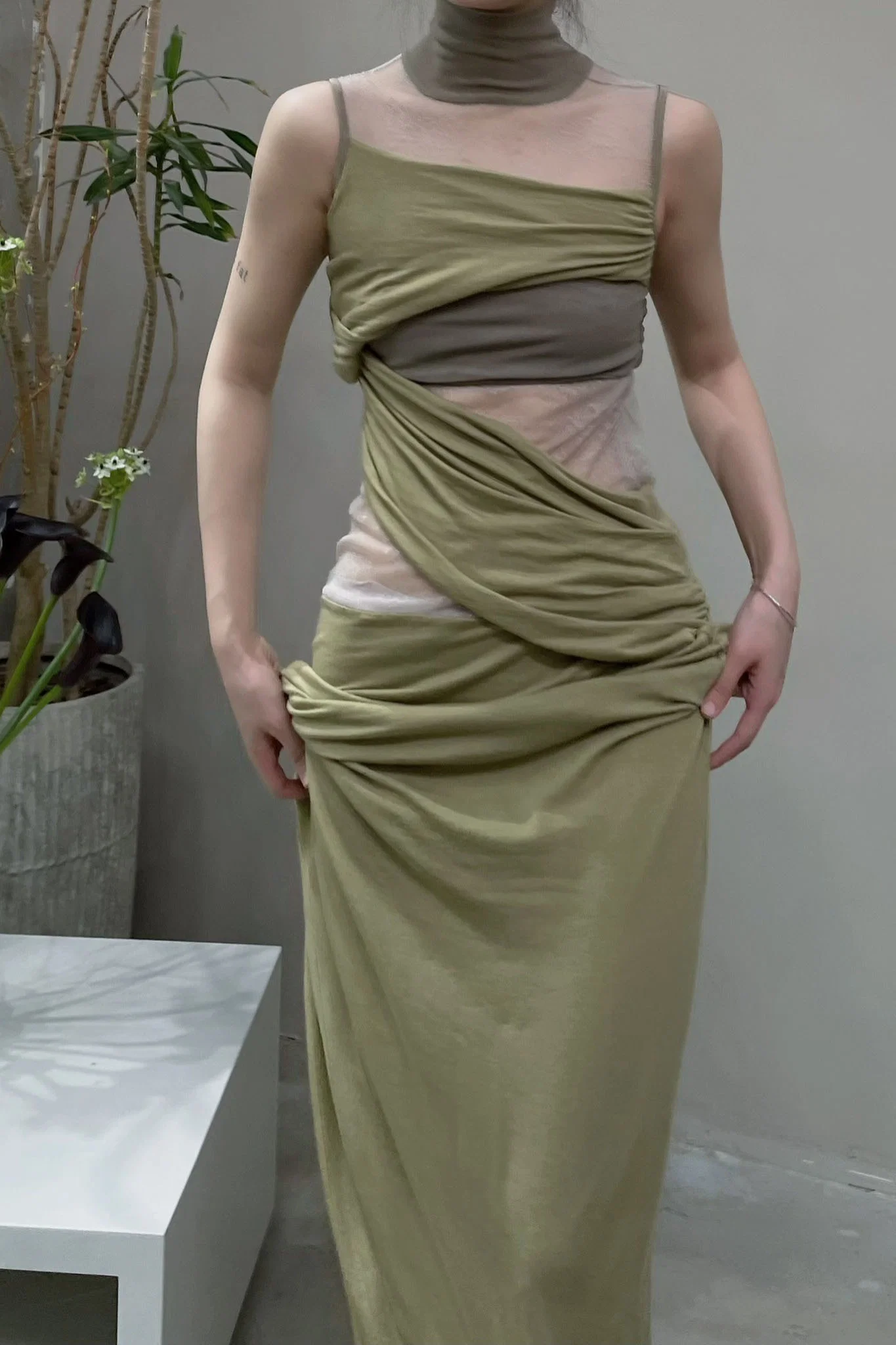 Un Morceau Skin Friendly Wool Stand Cut Turtleneck Sleeveless Dress AW22 UM222LS14 Green PUM33 - Image 6