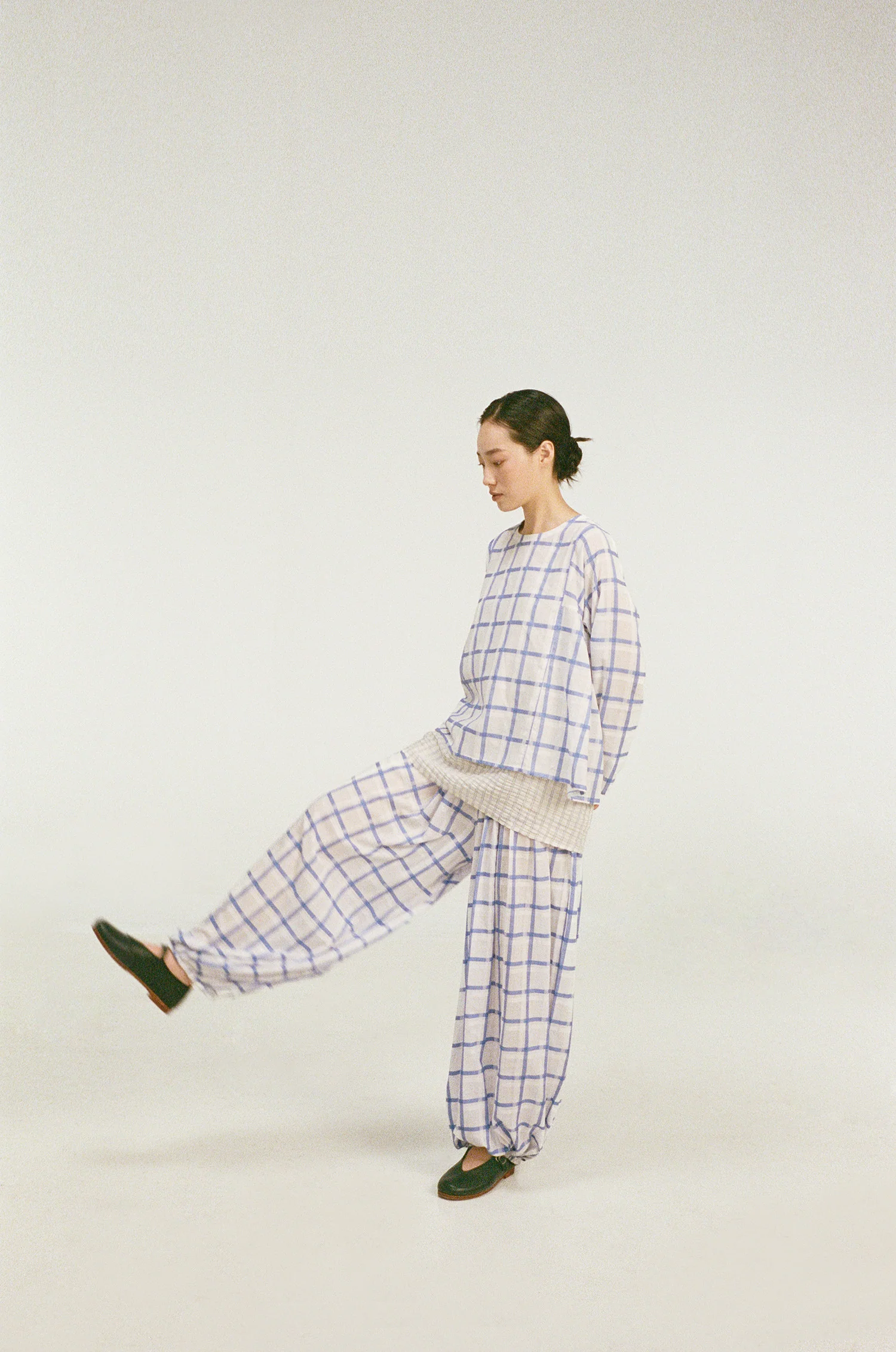 UNISECON SS26 Round Neck Long Sleeve Pleated Top / Oversized Tulip Skirt / Pleated Lantern Pants USC-U13W12-WHITE&BLUE Pants (U13W10) - Image 6